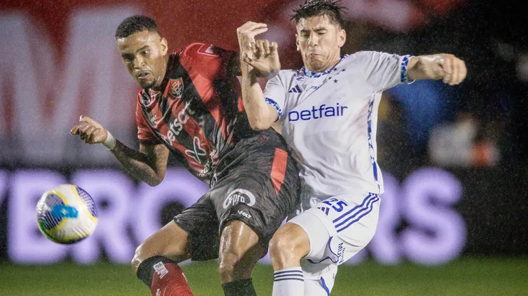 Alerrandro jogador do Vitoria disputa lance com Romero jogador do Cruzeiro durante partida no estádio Barradão pelo campeonato Brasileiro A 2024. Foto: Jhony Pinho/AGIF