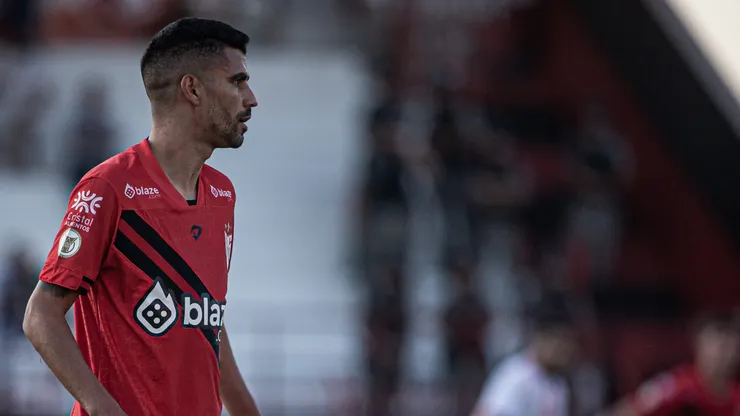 Jorginho, jogador do Atletico-GO, durante partida contra o Internacional no Antonio Accioly, pelo Campeonato Brasileiro.