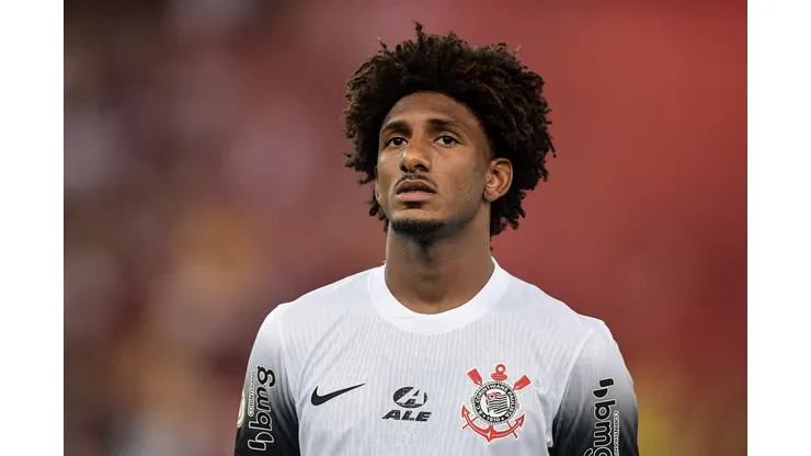 Talles Magno durante confronto contra o Fluminense no Campeonato Brasileiro de 2024.