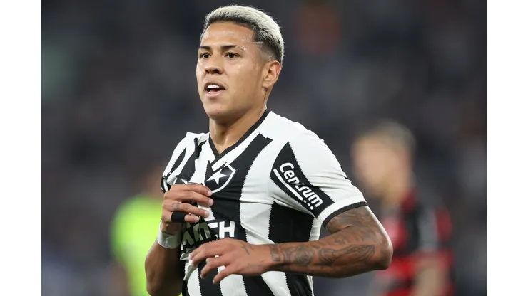Foto: Vitor Silva/Botafogo - Matheus Martins durante confronto contra o Flamengo no Campeonato Brasileiro de 2024.