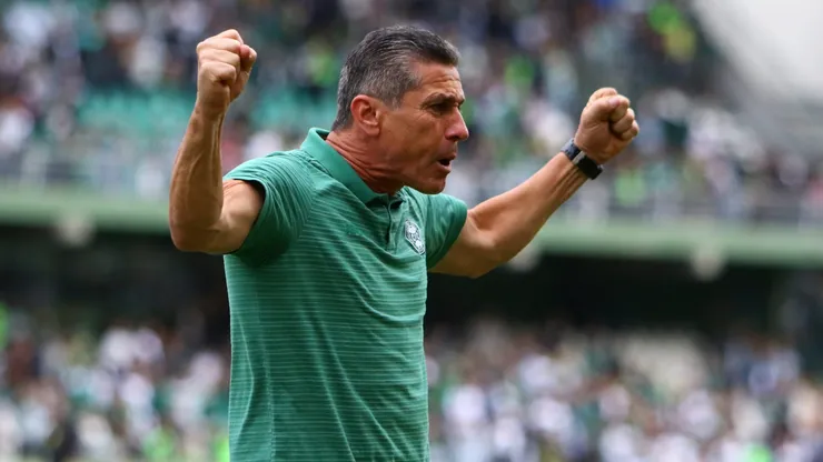 Jorginho, treinador do Coritiba, comemora vitória no Couto Pereira em sua última passagem pelo Coritiba, na Série B de 2019.