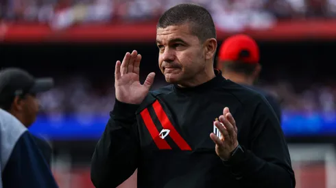 Umberto Louzer tecnico do Atletico-GO durante partida contra o Sao Paulo pelo campeonato Brasileiro A 2024. Foto: Marco Miatelo/AGIF