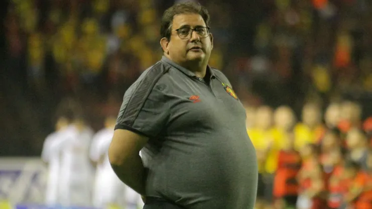 Guto Ferreira, técnico do Sport, durante partida contra o São Bento na Ilha do Retiro, em sua primeira passagem pelo Sport.