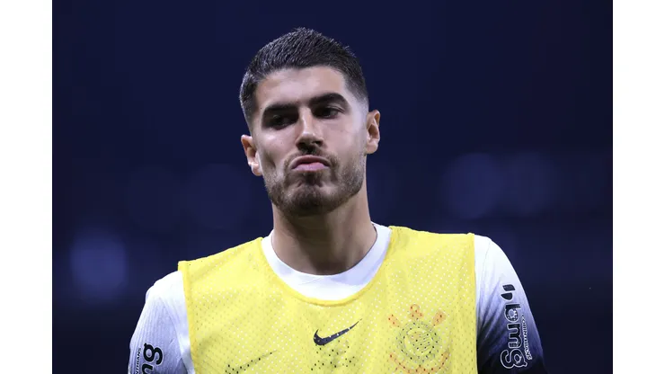 Pedro Raul durante confronto contra o Grêmio no Campeonato Brasileiro 2024.