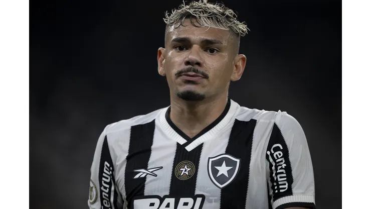 Tiquinho Soares durante confronto contra o Atlético-MG no Brasileirão de 2024.