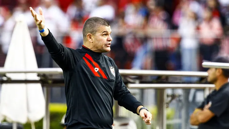 Umberto Louzer tecnico do Atletico-GO durante partida contra o Sao Paulo no estadio Morumbi pelo campeonato Brasileiro A 2024.