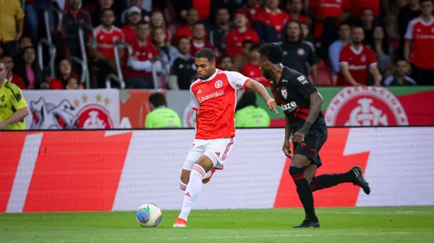 Gustavo Prado jogador do Internacional durante partida contra o Atlético-GO no estádio Beira-Rio pelo campeonato Brasileiro A 2024. Foto: Maxi Franzoi/AGIF