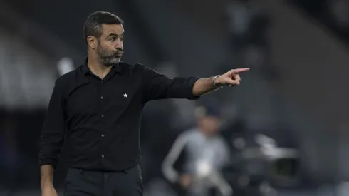 Artur Jorge tecnico do Botafogo durante partida contra o Palmeiras pela Copa Libertadores 2024. Foto: Jorge Rodrigues/AGIF