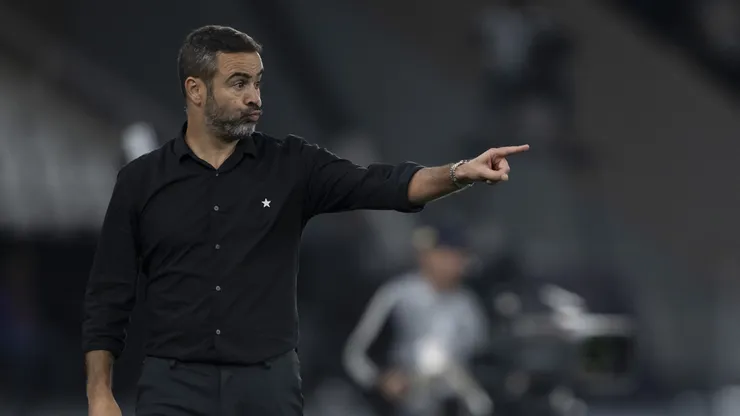 Artur Jorge tecnico do Botafogo durante partida contra o Palmeiras pela Copa Libertadores 2024. Foto: Jorge Rodrigues/AGIF