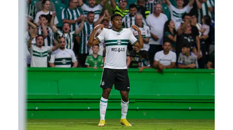Foto: JP Pacheco / Coritiba - Brandão durante confronto contra o Brusque na Série B de 2024.
