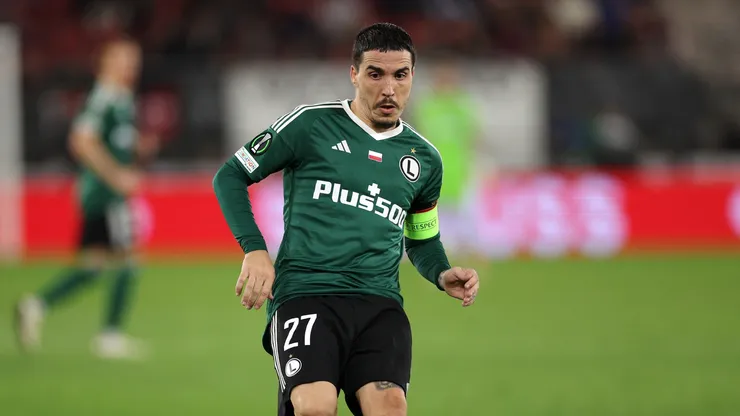 Josue Pesqueira do Legia Warszawa em ação durante a partida da UEFA Europa Conference League entre AZ Alkmaar x Legia Warszawa em 05 de outubro de 2023 em Alkmaar, Holanda. (Foto: Dean Mouhtaropoulos/Getty Images)