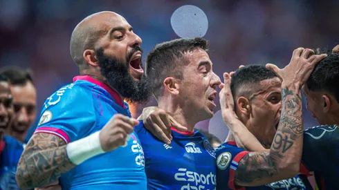 Jogadores do Bahia comemoram vitória ao final da partida contra o Vitoria no estádio Arena Fonte Nova pelo campeonato Brasileiro A 2024. Foto: Jhony Pinho/AGIF
