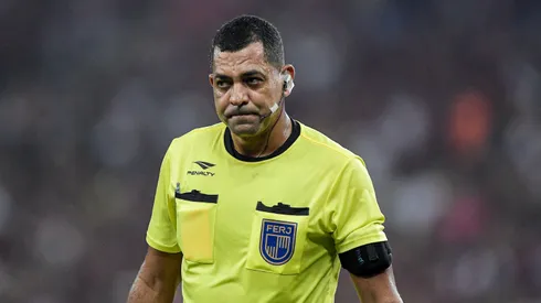O árbitro Wagner do Nascimento Magalhaes durante partida entre Flamengo e Fluminense no estádio Maracanã pelo campeonato Carioca 2024. Foto: Thiago Ribeiro/AGIF