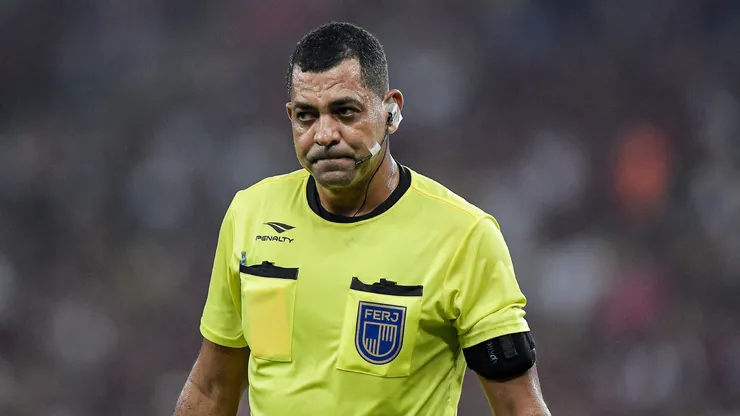 O árbitro Wagner do Nascimento Magalhaes durante partida entre Flamengo e Fluminense no estádio Maracanã pelo campeonato Carioca 2024. Foto: Thiago Ribeiro/AGIF