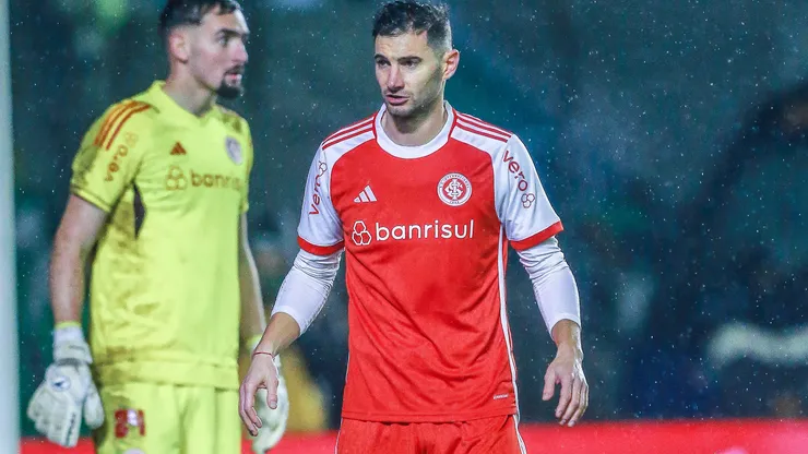 Lucas Alario jogador do Internacional durante partida contra o Juventude no estadio Alfredo Jaconi pelo campeonato Copa Do Brasil 2024. Centroavante deve ser vendido.
