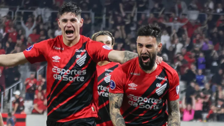 Mastriani jogador do Athletico-PR comemora seu gol com jogadores do seu time durante partida contra o Cerro Porteño no estádio Arena da Baixada pelo campeonato Copa Sul-Americana 2024. Foto: Robson Mafra/AGIF