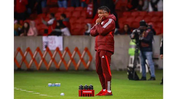 Roger Machado tecnico do Internacional durante partida contra o Athletico-PR no estadio Beira-Rio pelo campeonato Brasileiro A 2024. Foto: Maxi Franzoi/AGIF