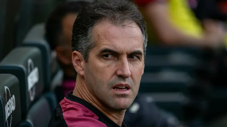 Léo Condé, ex-técnico do Vitória, durante partida contra o Cruzeiro no Mineirão pelo Campeonato Brasileiro.