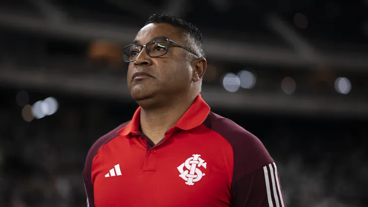 Roger Machado, técnico do Internacional, durante partida contra o Botafogo no Nilton Santos, pelo Campeonato Brasileiro.
