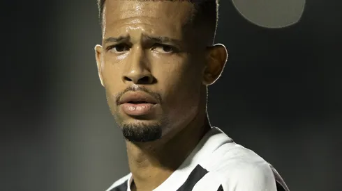 João Victor durante confronto contra o Grêmio no Campeonato Brasileiro 2024.