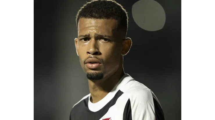 João Victor durante confronto contra o Grêmio no Campeonato Brasileiro 2024.