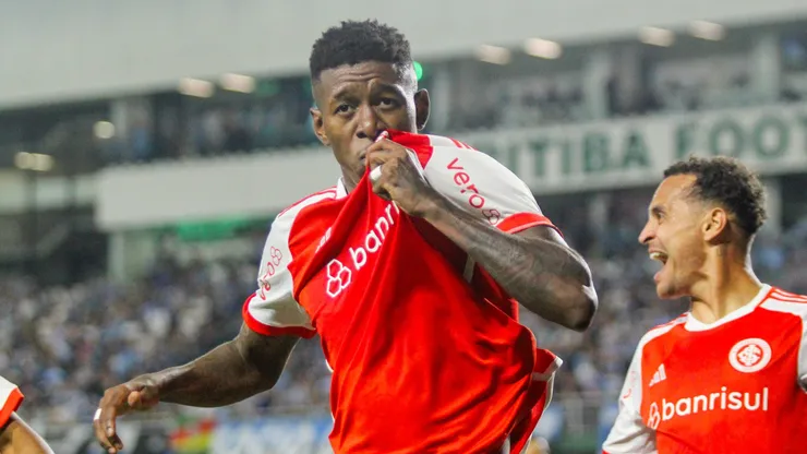 Vitão, jogador do Internacional, comemorando seu gol durante partida contra o Grêmio, no Couto Pereira, pelo Campeonato Brasileiro.