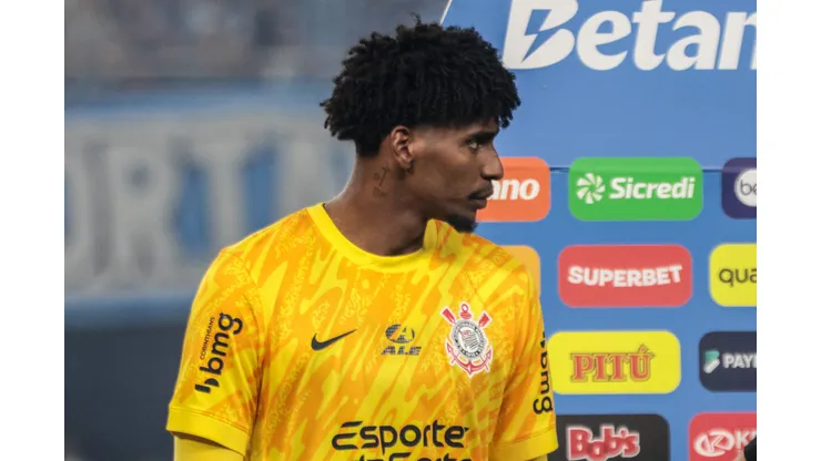 Hugo Souza durante confronto contra o Grêmio na Copa do Brasil de 2024.
