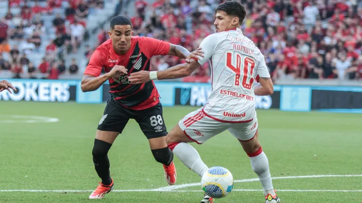 Christian jogador do Athletico-PR disputa lance com Rômulo jogador do Internacional durante partida no estádio Arena da Baixada pelo campeonato Brasileiro A 2024. Foto: Robson Mafra/AGIF