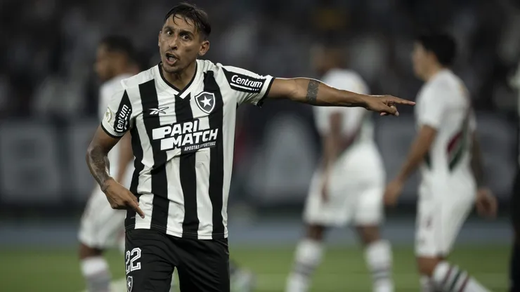 Damian Suarez jogador do Botafogo durante partida contra o Fluminense no estadio Engenhao pelo campeonato Brasileiro A 2024. Foto: Jorge Rodrigues/AGIF