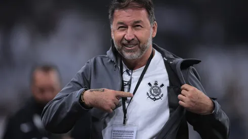 Augusto Melo durante confronto contra o Grêmio na Copa do Brasil de 2024.