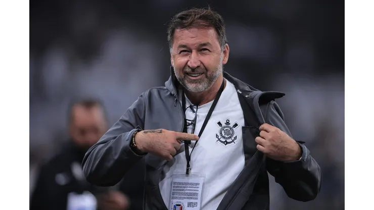 Augusto Melo durante confronto contra o Grêmio na Copa do Brasil de 2024.