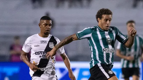 Lucas Figueiredo jogador do Coritiba durante partida contra o Ponte Preta no estadio Moises Lucarelli pelo campeonato Brasileiro B 2024.