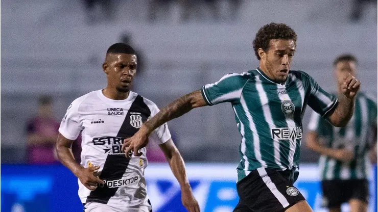 Lucas Figueiredo jogador do Coritiba durante partida contra o Ponte Preta no estadio Moises Lucarelli pelo campeonato Brasileiro B 2024.