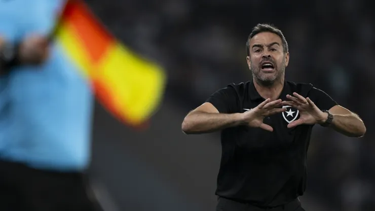 Artur Jorge técnico do Botafogo durante partida contra o Palmeiras no estádio Engenhão pelo campeonato Brasileiro A 2024. Foto: Jorge Rodrigues/AGIF