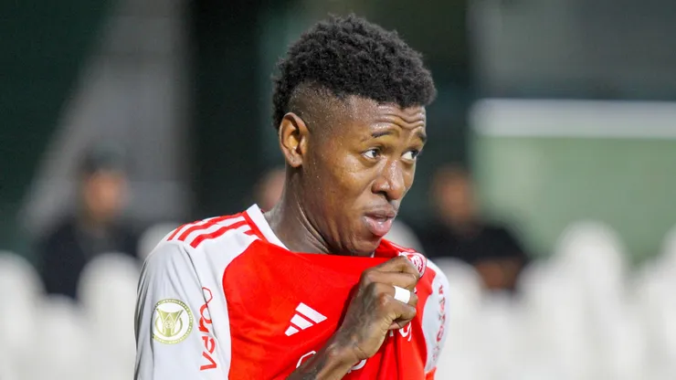 Vitão jogador do Internacional comemora seu gol durante partida contra o Grêmio no estádio Couto Pereira pelo campeonato Brasileiro A 2024. Foto: Lucas Gabriel Cardoso/AGIF