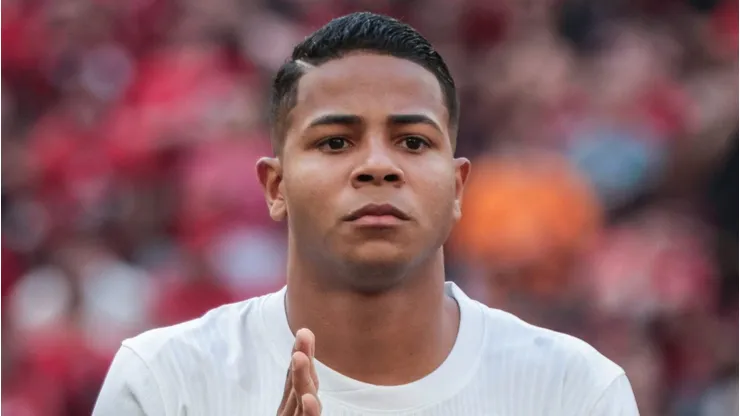 Wesley jogador do Corinthians durante execucao do hino nacional antes da partida contra o Athletico-PR no estadio Arena da Baixada pelo campeonato Brasileiro A 2024.