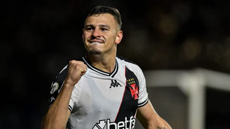 Hugo Moura jogador do Vasco comemora gol durante partida contra o Fortaleza no estadio Sao Januario pelo campeonato Brasileiro A 2024.