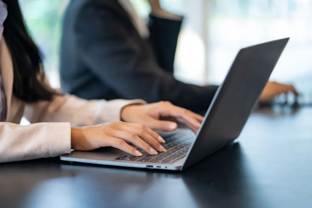 A imagem é de uma mulher fazendo cadastro no Betnacional através do laptop.