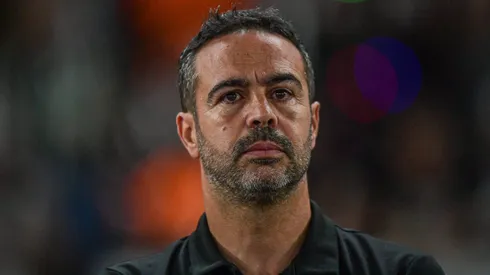 Artur Jorge tecnico do Botafogo durante partida contra o Athletico-PR no estadio Engenhao pelo campeonato Brasileiro A 2024. Treinador recebeu notícia preocupante