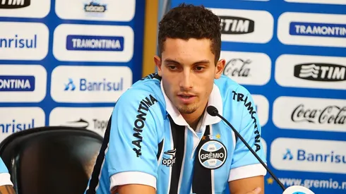 Rui Costa, executivo de futebol do Gremio, apresenta os jogadores Willian Jose e Alex Telles como novos reforcos para a temporada 2013.