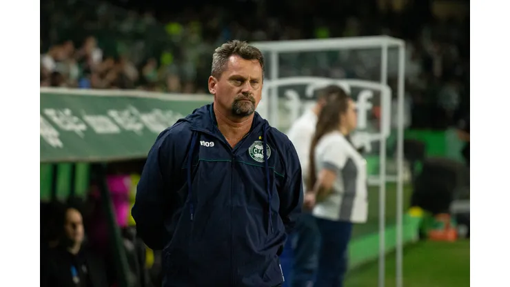 Fábio Matias durante confronto contra o América-MG na Série B 2024.