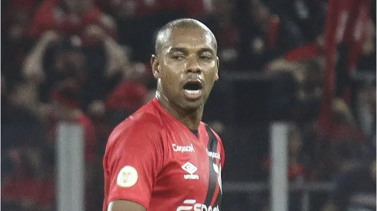 Fernandinho jogador do Athletico-PR comemora seu gol durante partida contra o Sao Paulo no estadio Arena da Baixada pelo campeonato Brasileiro A 2024.