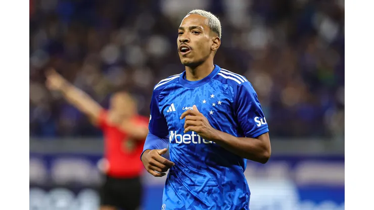 Matheus Pereira durante confronto contra o Corinthians no Campeonato Brasileiro de 2024.
