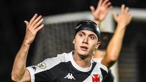 Lucas Pyton com a camisa do Vasco (Celso Pupo / Alamy Stock Photo)