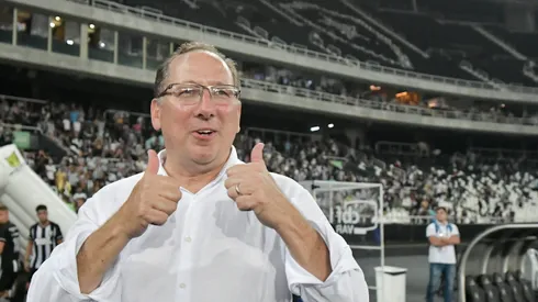 John Textor, dono do Botafogo, durante partida contra o Fortaleza no Nilton Santos, pelo Campeonato Brasileiro.
