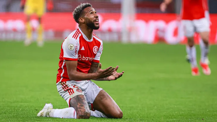 Wesley jogador do Internacional lamenta durante partida contra o Palmeiras no estadio Beira-Rio pelo campeonato Brasileiro A 2024.