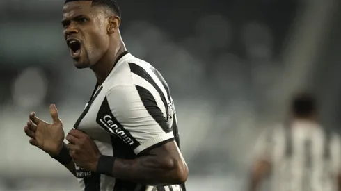 Junior Santos jogador do Botafogo comemora seu gol durante partida contra o LDU no estadio Engenhao pelo campeonato Copa Libertadores 2024