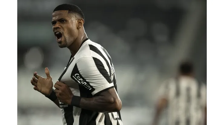 Junior Santos jogador do Botafogo comemora seu gol durante partida contra o LDU no estadio Engenhao pelo campeonato Copa Libertadores 2024