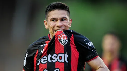 Osvaldo, jogador do Vitória, comemora seu gol contra o Bahia, no Barradão, pelo Campeonato Baiano 2024.