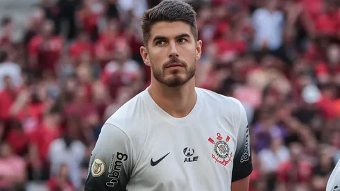 Pedro Raul jogador do Corinthians durante execução do hino nacional antes da partida contra o Athletico-PR no estádio Arena da Baixada pelo campeonato Brasileiro A 2024. Atacante virou alvo dos torcedores.